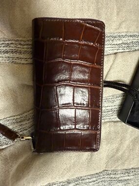 Woman’s crown wallet